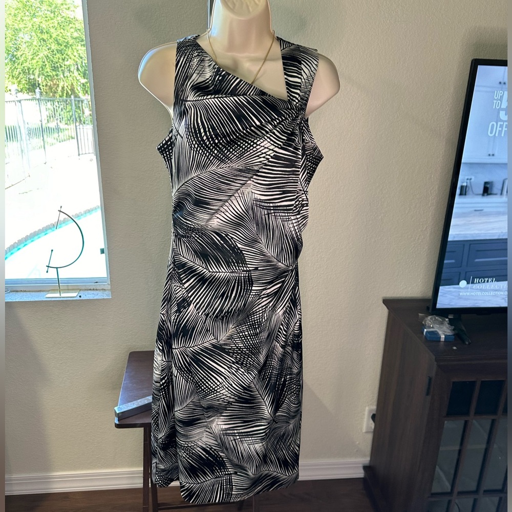 Maggy London very special dress size 10. Satin like fabric in black and white.